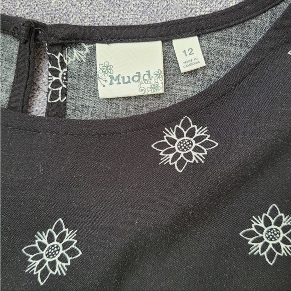 Mudd black and white patterned blouse. - Picture 3 of 4